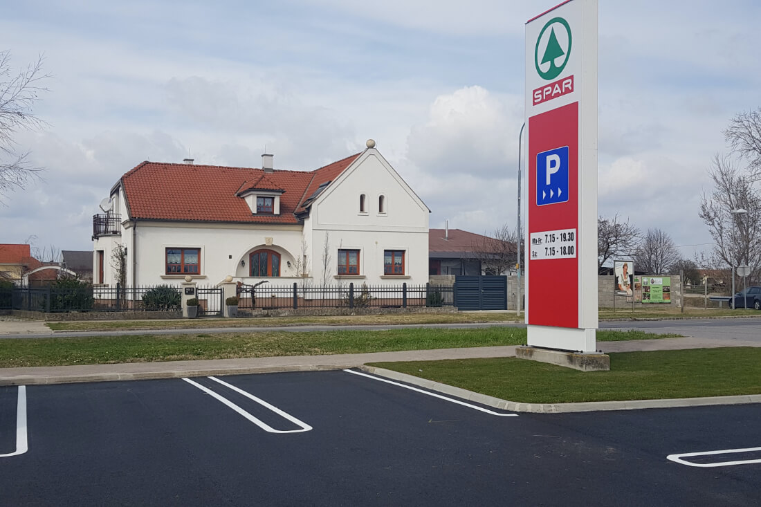 Bodenmarkierungen beim Spar in Podersdorf