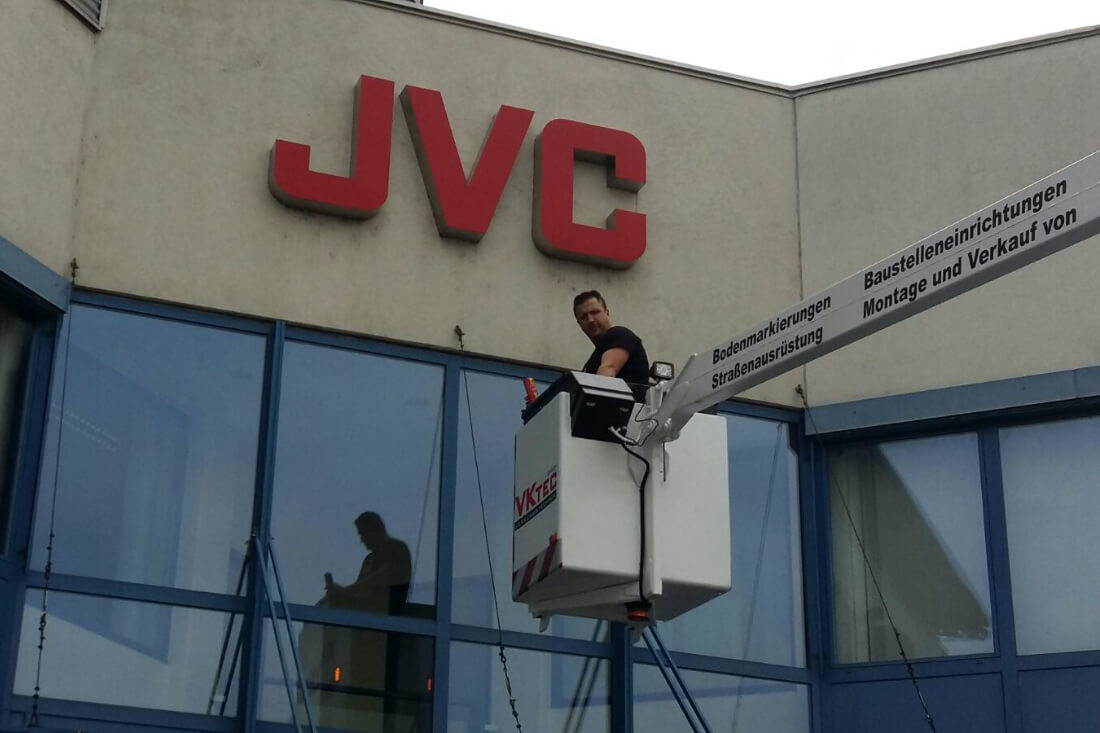VKtec Projekt - JVC Beschriftung - Erstellung des Logos als Leuchtreklame